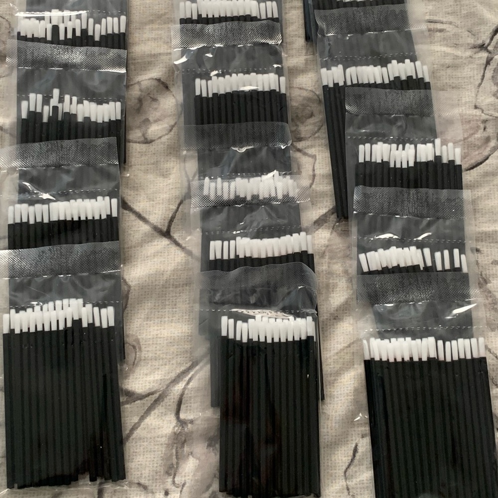 Brand new/Sealed disposable lip brushes.